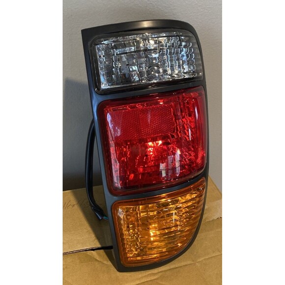 Eagle Eyes Driver Side Tail light TY689-B000L Fits 00-06 Tundra w/Bulbs & Wiring - Picture 2 of 8